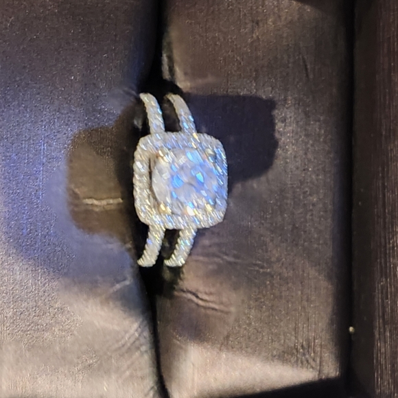 Beautiful 18k gold and diamond ring from Simon G in very good condition. - Picture 9 of 13
